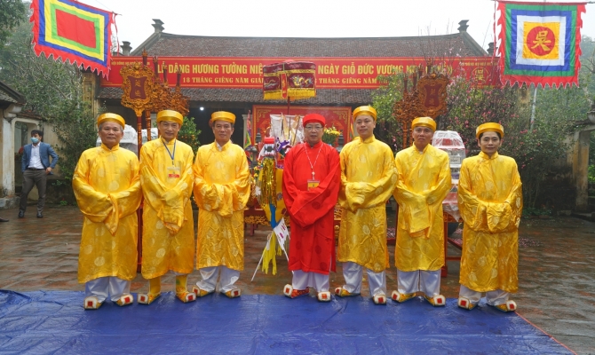 Dâng hương tại lễ giỗ Tổ họ Ngô Việt Nam năm 2022